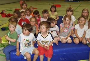 Kinder beim Kinderturnen