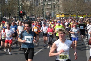  Das Läuferfeld am Tauentzien (Foto: C. Unverfehrt)