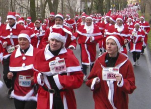 laufende Weihnachtsmänner