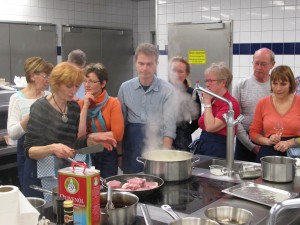 Das Hauptgericht wird zubereitet (Foto: M. Splittgerber)