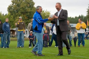 Favhkundiges Publikum beobachtet den symbolischen Torwurf durch den Bürgermeister Ortwin Baier (Foto: F. Mattuschka)