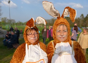 Unsere "blau-weißen" Osterhasen (Foto: H.-J. Schley)