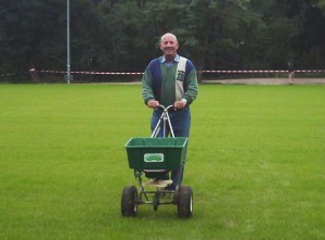 Heinz bei der Rasenpflege (Foto: H.-J- Schley)